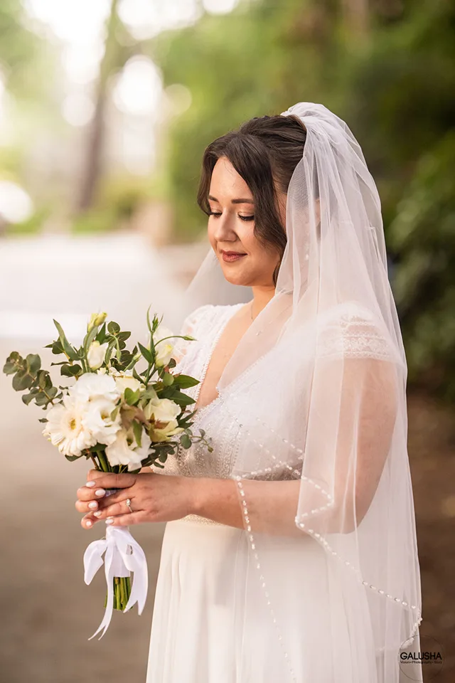 European-style bridal makeup and a hairstyle that perfectly complements the veil. A timeless bridal look. Wedding Makeup in Haifa by Maria Gorelova