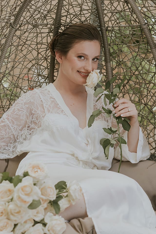 Прическа - классический низкий пучок, без лишнего объема и нарочитой небрежности, лицо открытое, без прядей у лица, что красиво акцентирует шею и ключицы. Макияж и укладка на свадьбу в Хайфе от Марии Гореловой.