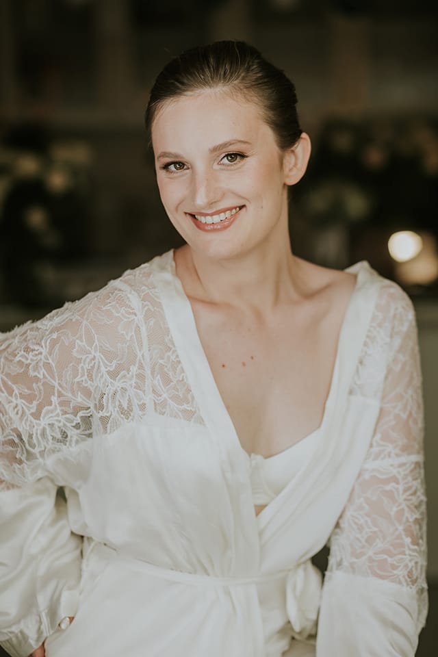 Классический утончённый образ с ощущением лёгкости и чистоты. Мягкий нюдовый макияж подчёркивает свежесть кожи и естественную красоту без перегруженности. Свадебный визажист в Хайфе Мария Горелова.
